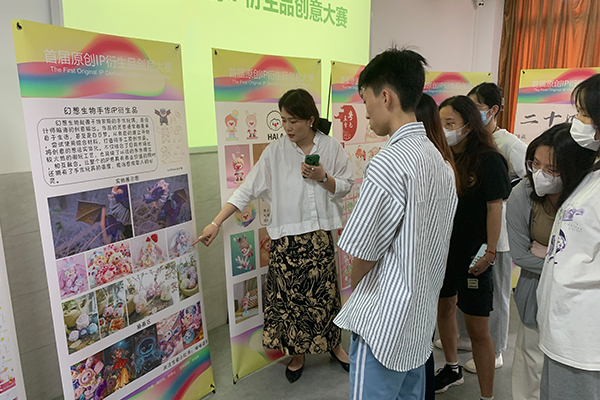 指导教师讲解参赛作品.jpg
